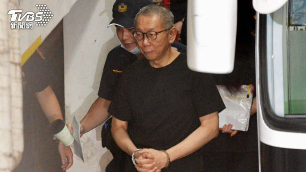 【被羁押一年，#柯文哲配戴电子脚环出狱#】据台媒报道，民众党前主席柯文哲因涉京华