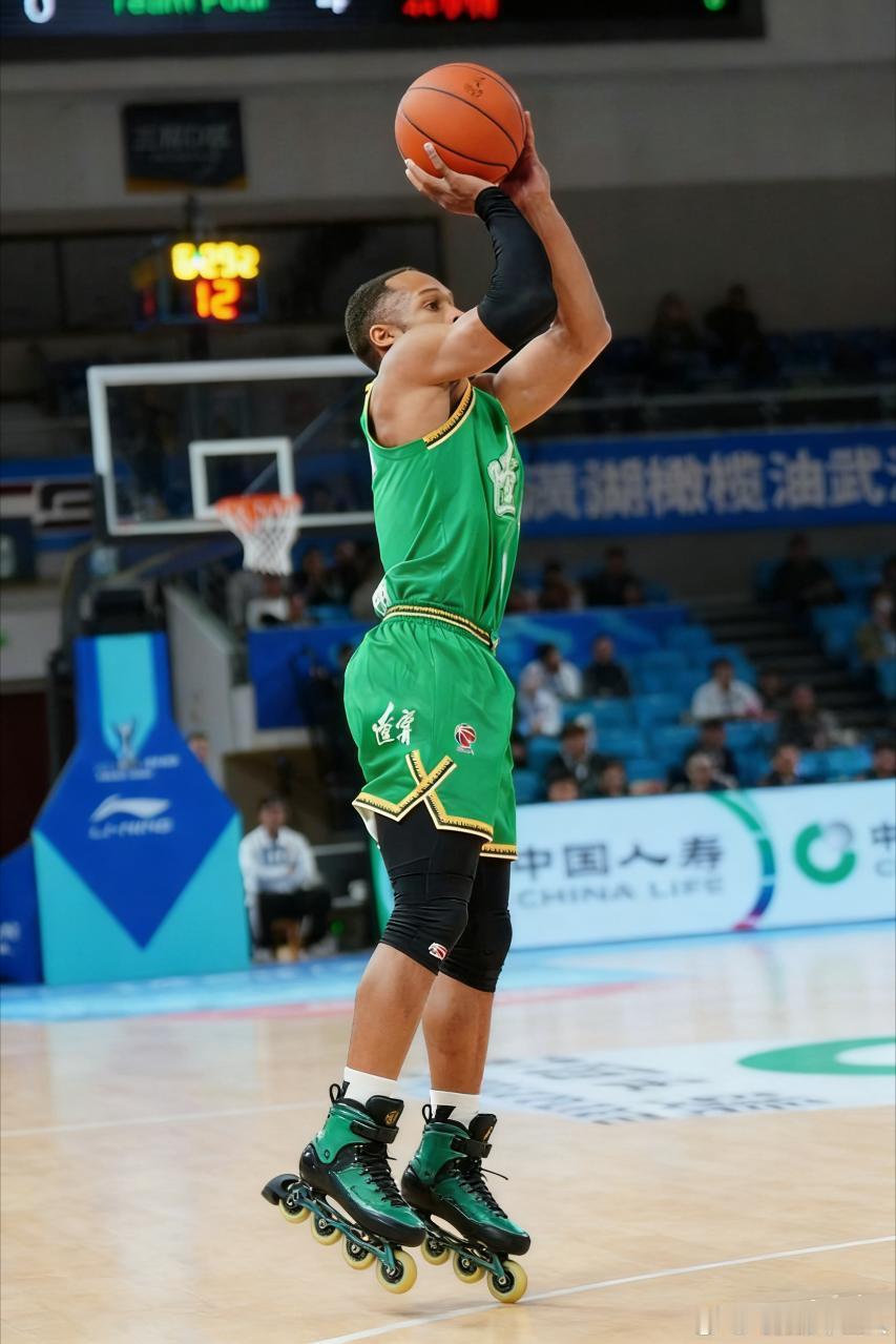 布朗简直是穿着溜冰鞋打球，看吐了。 