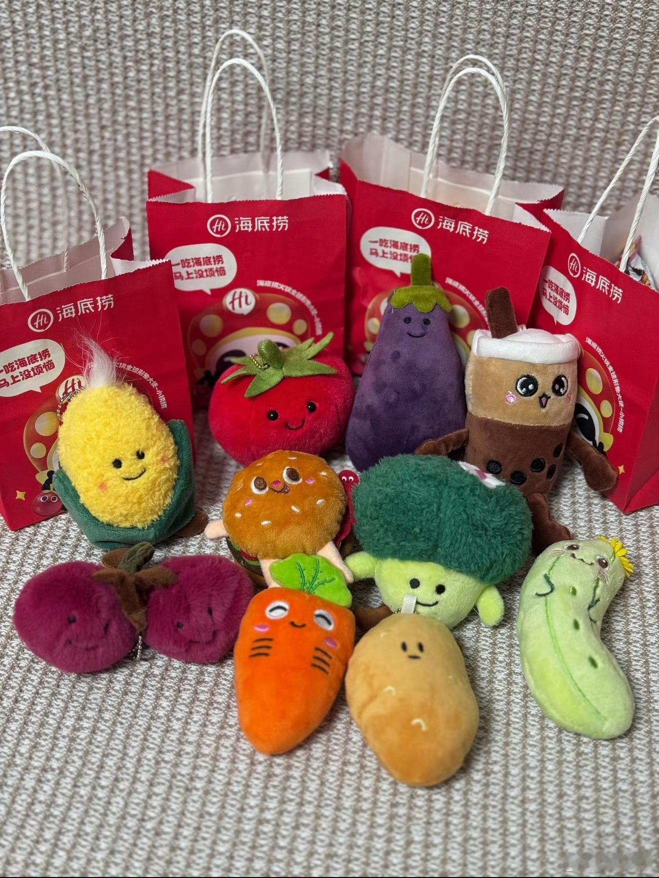 海底捞礼物 员工罚款购入服务不该是员工血泪堆砌的假象。若极致体验需靠克扣工资维持