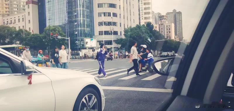 男生迷人的瞬间可太多了。在酒桌上说“我干，你随意”的男生就超迷人，豪爽又柔情，感