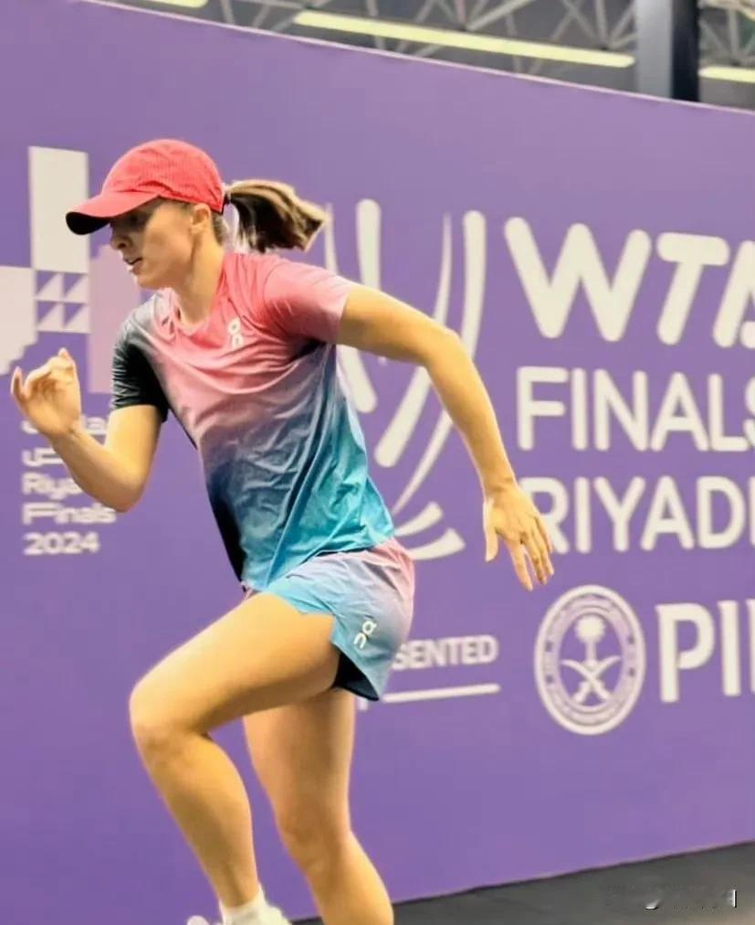 #WTA利雅得年终总决赛#在即，斯瓦泰克已经在利雅得球场训练。
莱巴金娜，保利尼