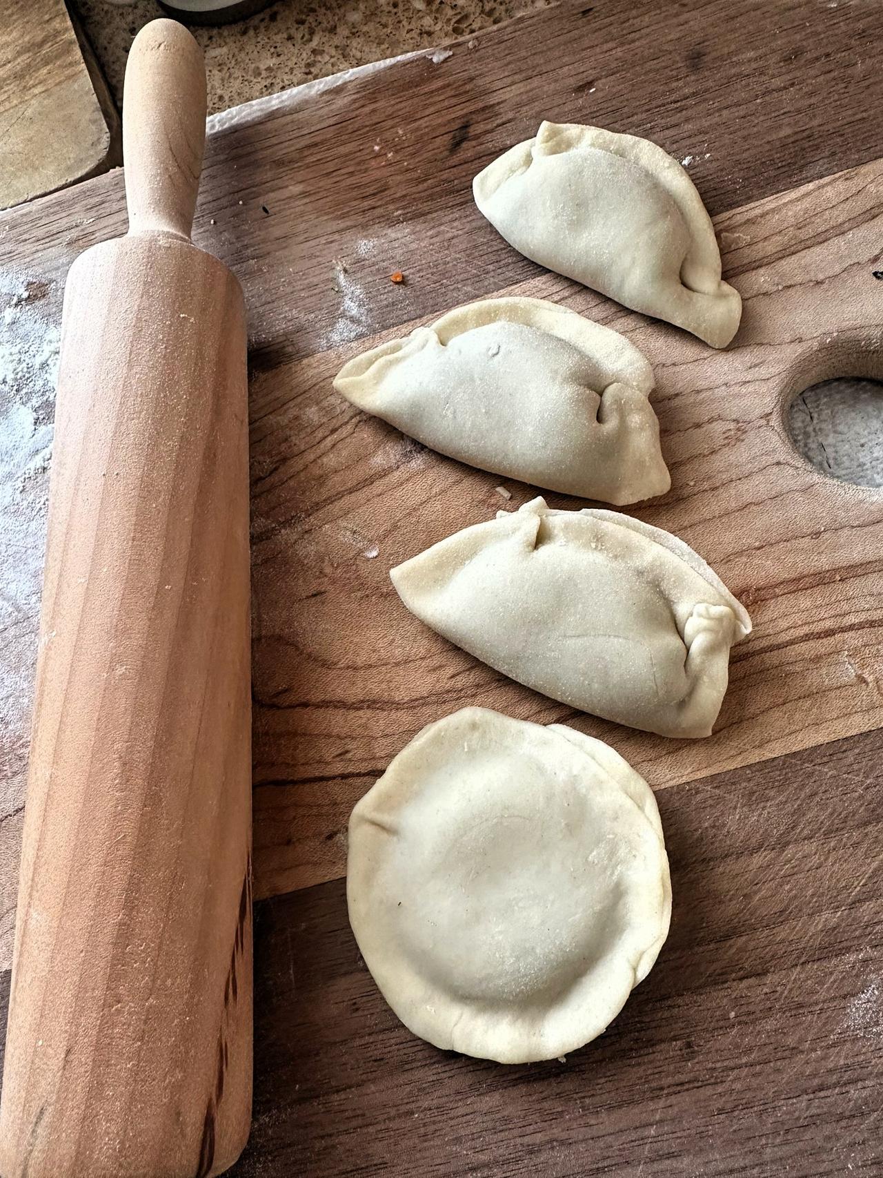 山药饺子馅真好吃🥟：第一次做山药鸡肉猪肉虾胡萝卜韭菜馅蒸饺，饺子皮面粉加一点木