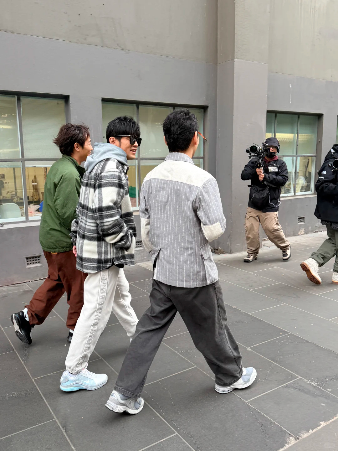 周杰伦私生子风波后现身周杰伦心情未受影响 周杰伦私生子风波后现身，在录节目，谈笑