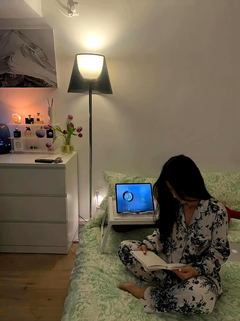 “  生活不是为了赶路，而是为了感受路。                    