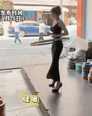 女子每天坚持摇呼啦圈瘦肚子，身材保持的非常苗条，路过的人基本上没有不看一下的。