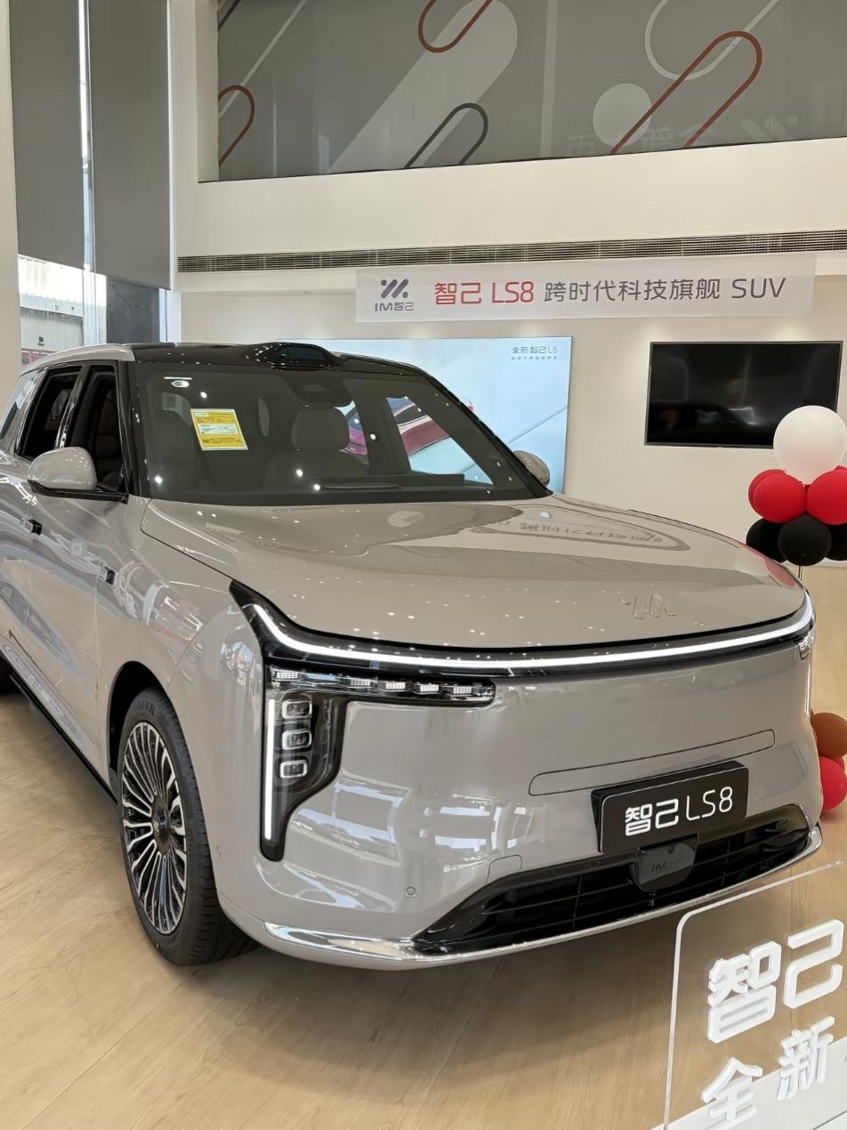 智己LS9上市是热度非常高，热乎劲儿还没过呢LS8就上市了，除了侧面C柱造型不一