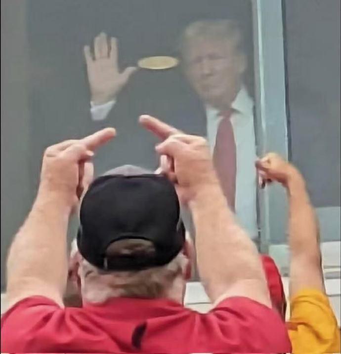 上当了，弄了半天，伊朗和全世界都上了美国人的当了！因为就在听到美军找到失踪飞行员