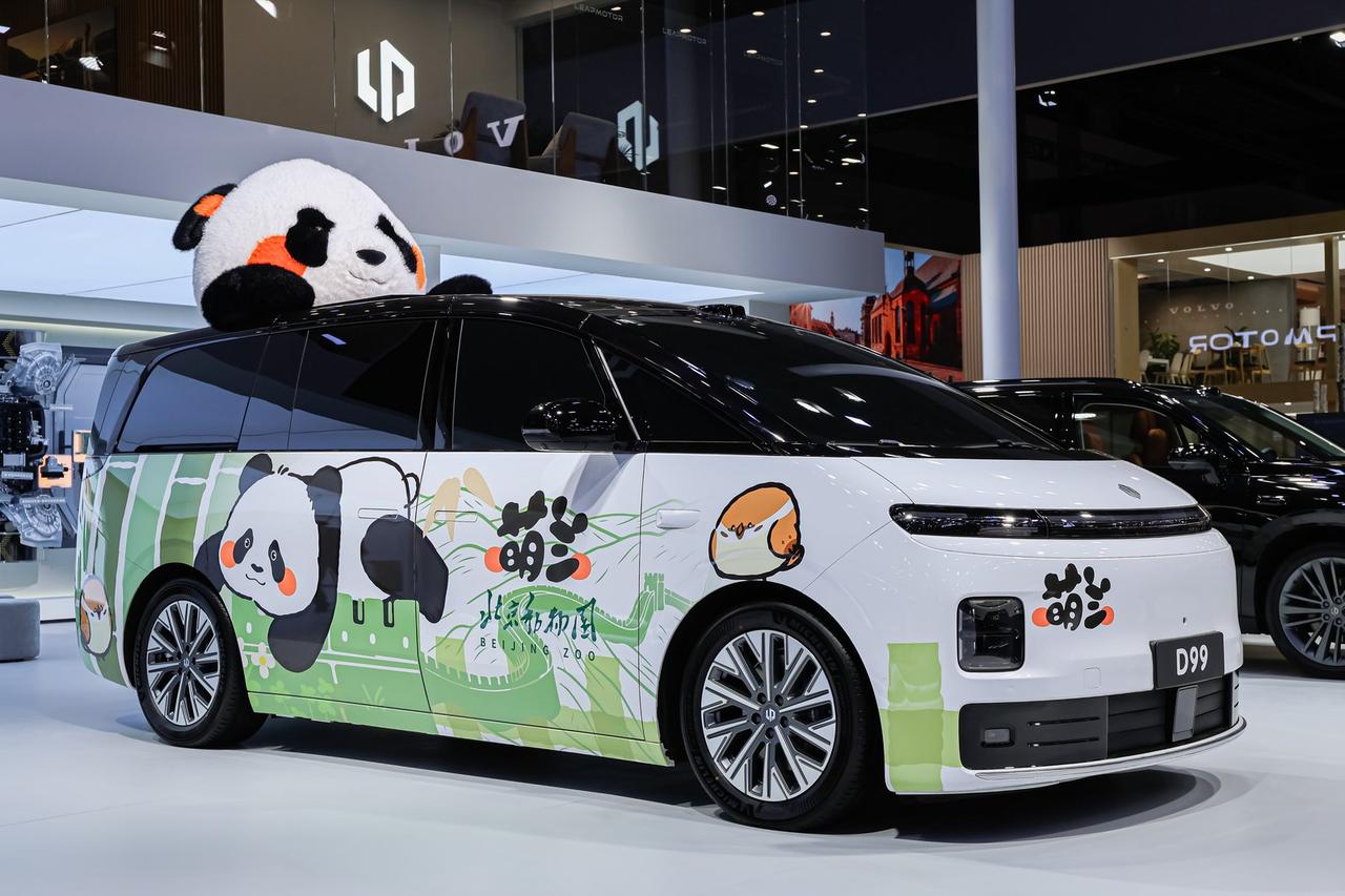 零跑D99北京车展亮相，十年用户积累催生的“大家庭”座驾。
 
4月24日，零跑