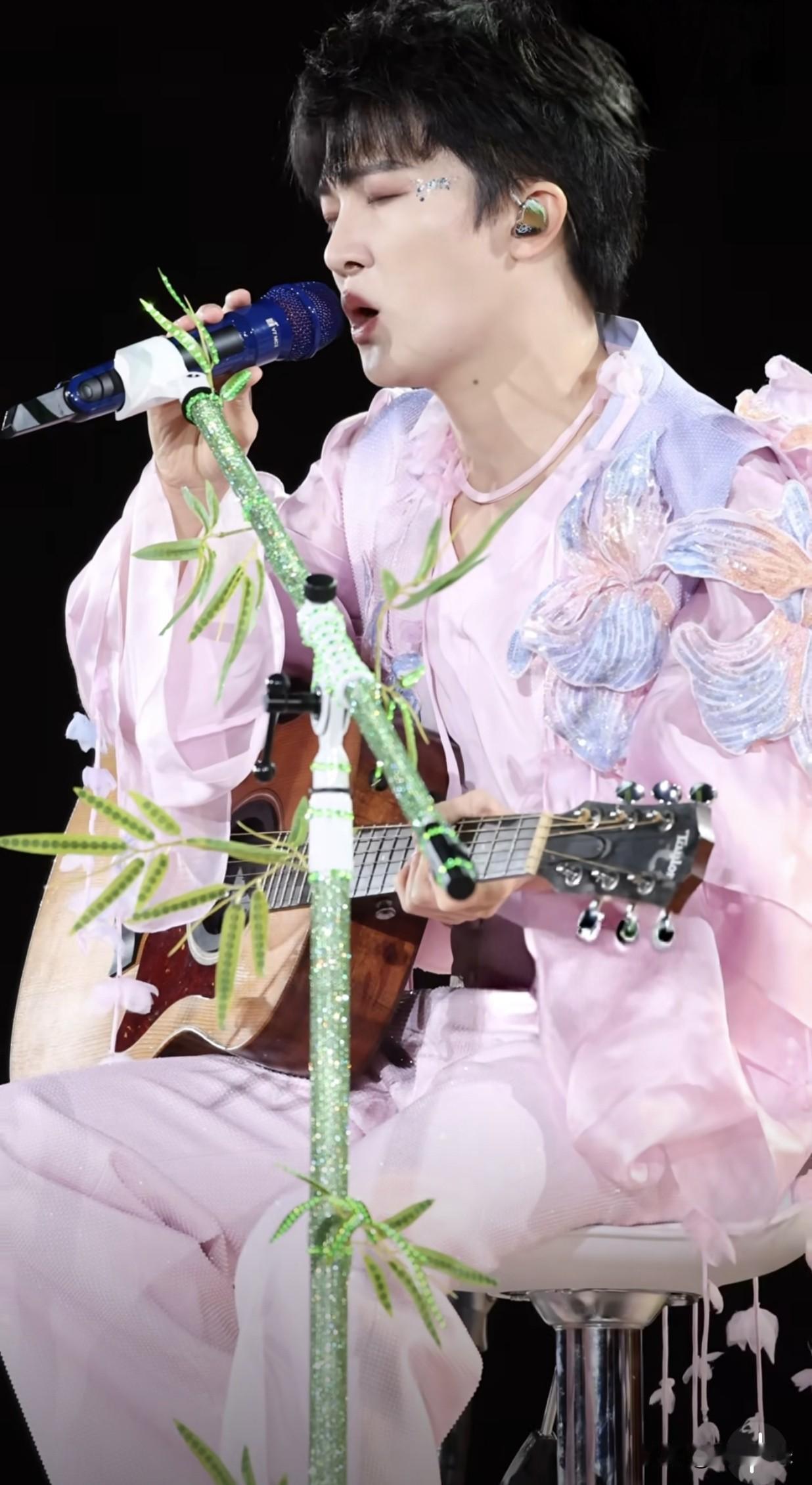 周深成都场吹口哨的样子，深入人心吖！
深深，你真的好会撩，生米都要被迷成米花了。