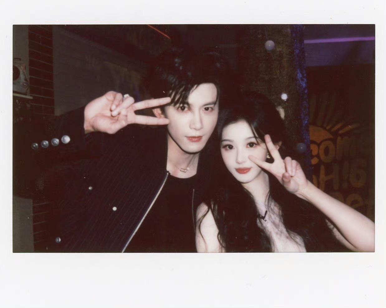 娱乐孔雪儿邓凯比耶拍立得孔雪儿邓凯hi6拍立得合照 啊啊啊hi6拍立得合照来了 