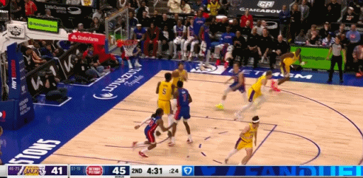 尴尬！东契奇离谱走步交出球权！
在今天NBA常规赛湖人对阵活塞的第二节比赛中，东