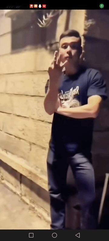 当男人找不到工作之时，在深街小巷里，能赚到钱吗？
这手示价格，不及女性五分之一。