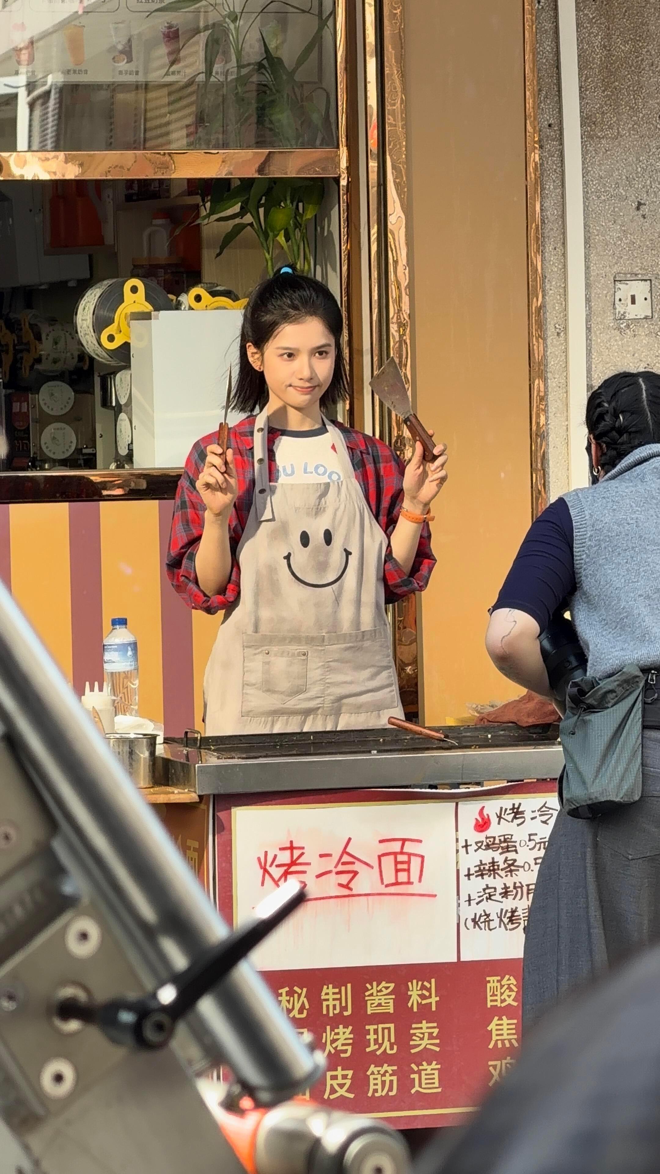 我已急哭！！ 冬雪女王给我来一份烤冷面🥺张婧仪任冬雪卖烤冷面路透