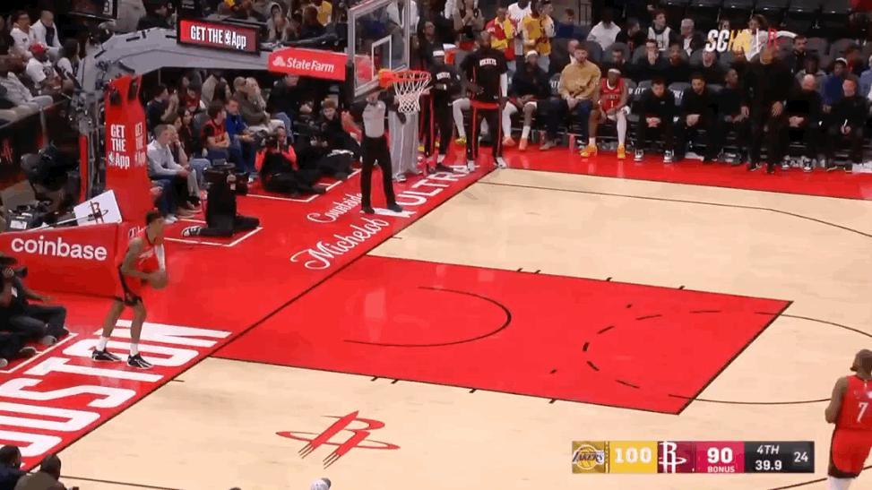 这，是斯玛特防守难缠又投进关键三分。（另外，艾顿也放进重要得分，但湖人这个“阴晴