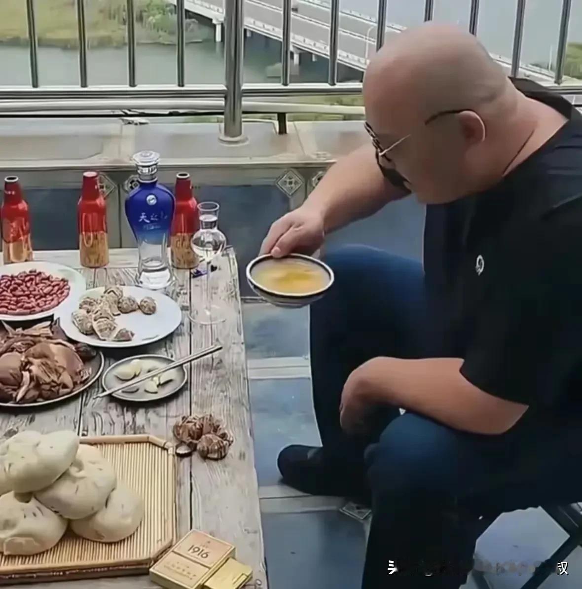 大家喜欢刀郎是有原因的，歌迷的爱不是无缘无故的！他的歌不管词曲，都是那么的接地气