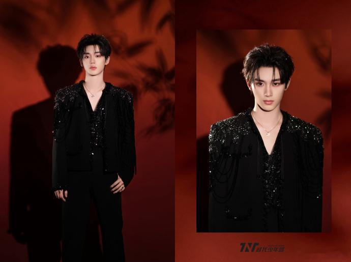 #时代少年团今日现场见##时代少年团等待启航时刻#时代少年团，在竹影中绽放光芒。