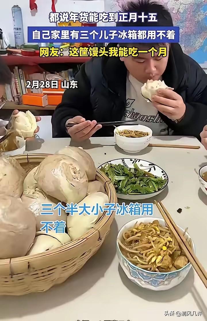 笑不活了！山东一位妈妈发视频称，过年期间，别人家的冰箱里都塞得满满当当的，就算是