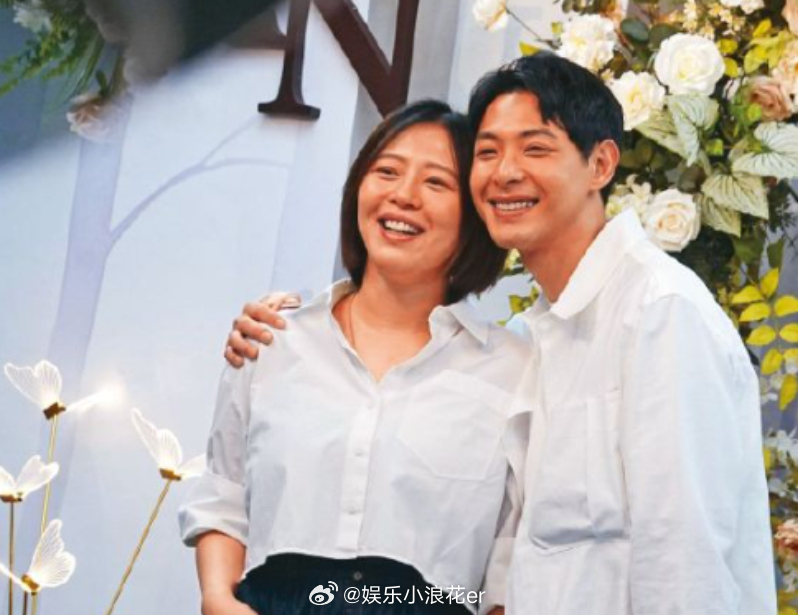 刘品言连晨翔登记结婚照刘品言连晨翔登记结婚现场 7月2日，和在亲友和爱犬晨熊（小