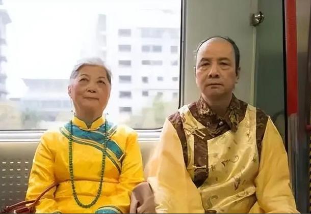 清朝都亡114年了，为什么美国唐人街还有大清遗民？

清朝都亡了114年，连末代
