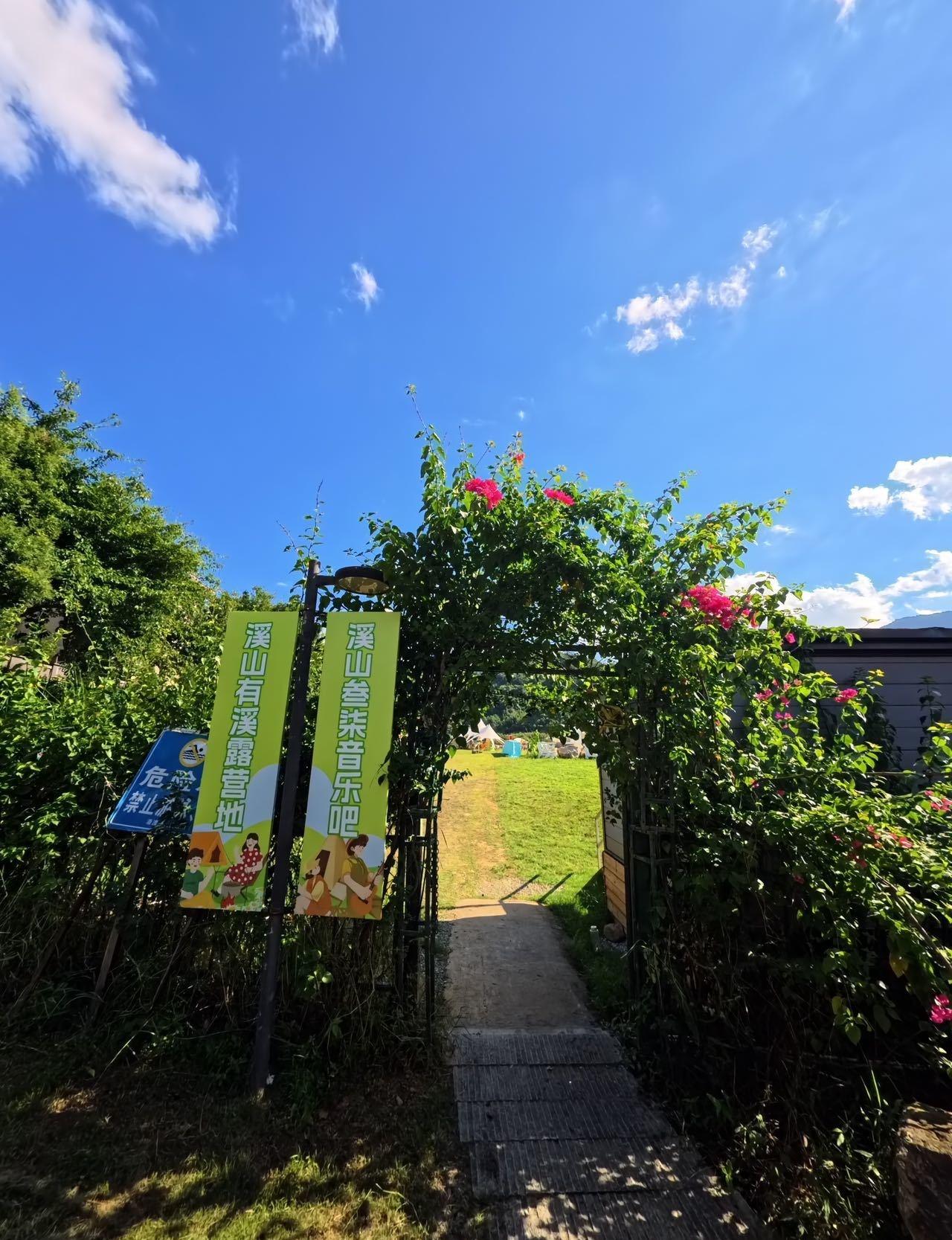 谁说福州周边没有神仙地方！！
这个被朋友问爆的溪露营地
真的美到词穷😭 湖水蓝