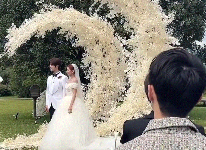 #陈楚生 证婚人# 陈楚生盛装出席好兄弟的婚礼，作为证婚人带着对新人的祝福“相濡
