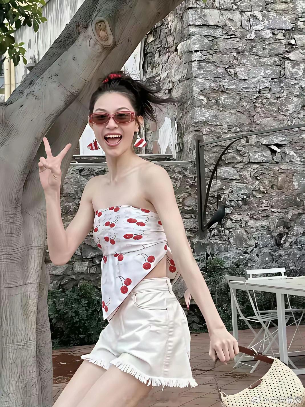 钟楚曦这个方巾抹胸太卡身材了 胖一点瘦一点都不行 ​ ​​​