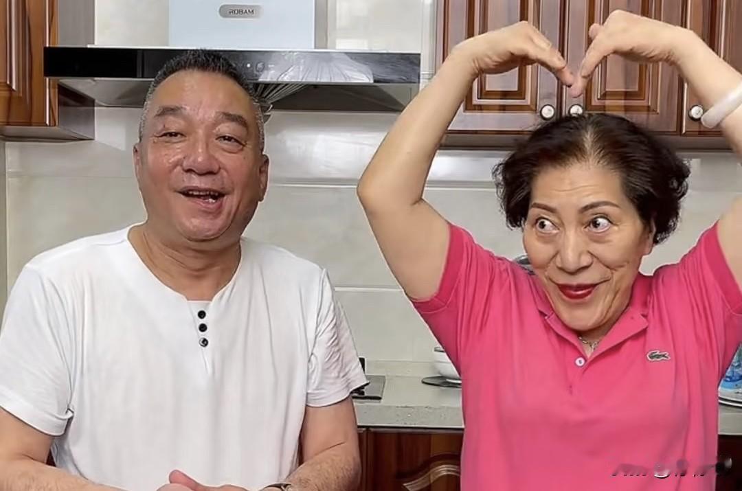 惊‼️乔任梁父亲吃8只死蟹住院：这种“省”出来的病，比浪费更要命！
乔任梁父亲吃