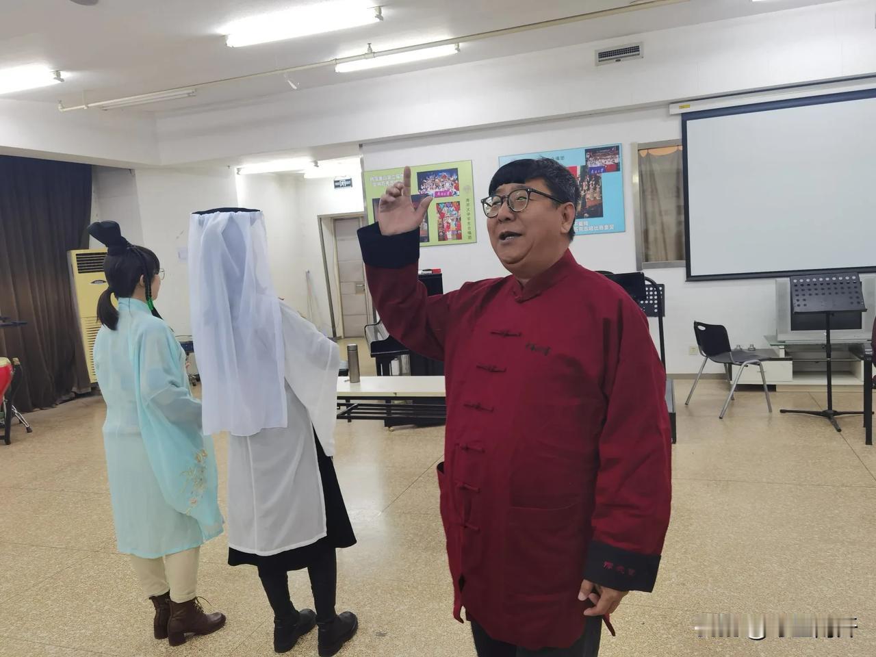 春日生活打卡季轻喜剧《白娘子传奇》法海是也，扮演者79级南开校友曲刚。