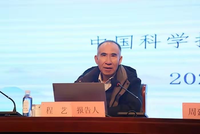 中科大程艺教授凭一堂课圈粉无数，温柔化解课堂突发状况，格局与智慧太让人佩服。
少