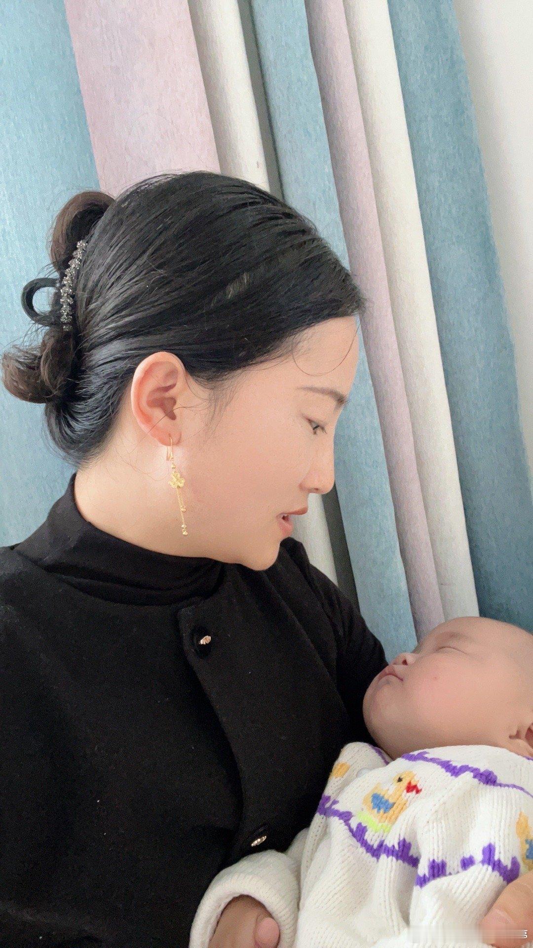 年末健康关爱季 好几个月没有点开微博了，手指悬着竟有些陌生。时间被揉成了奶粉、尿