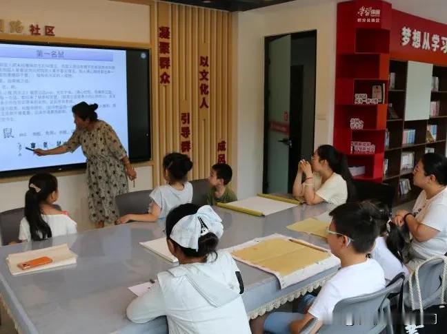 万柏林区千峰街道公园路社区：甲骨文生肖课堂进社区 古韵文脉润民心

万柏林区千峰