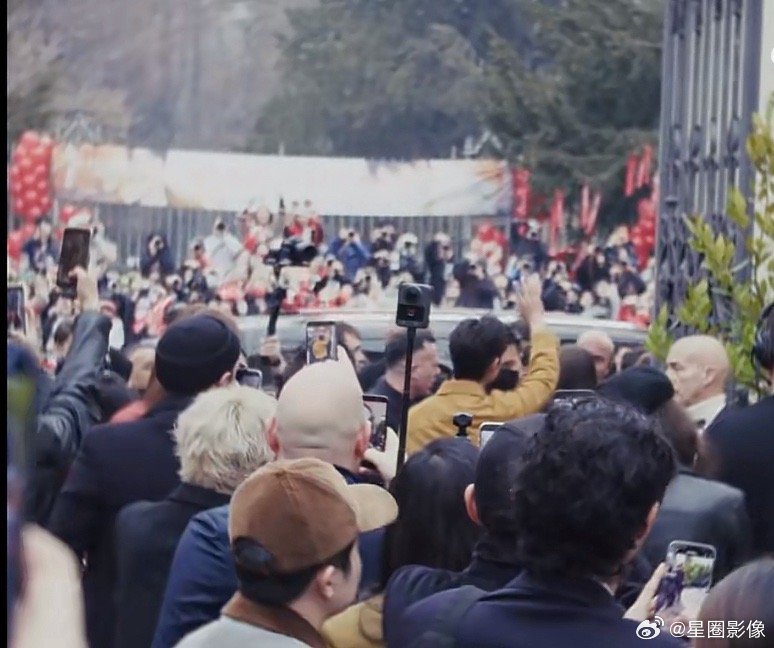 粉丝在肖战米兰vlog里出现了两次，而且vlog发的速度之快，这次时装周你们粉丝