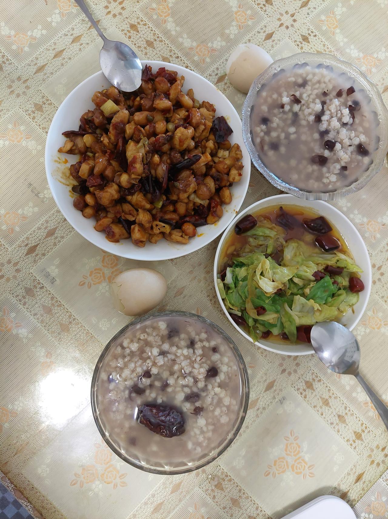 今早因为高粱米粥里的大枣，和爱人吵了起来。

他嫌弃枣有核，吃起来不舒服。

最