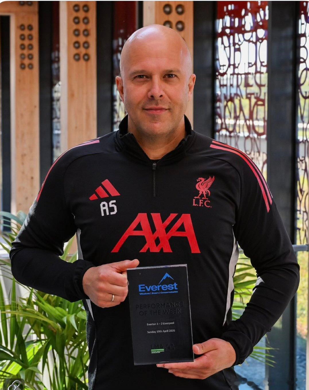 连续战胜富勒姆和埃弗顿之后斯洛特荣获教练协会评选的周最佳表现奖。这一表现被评为英