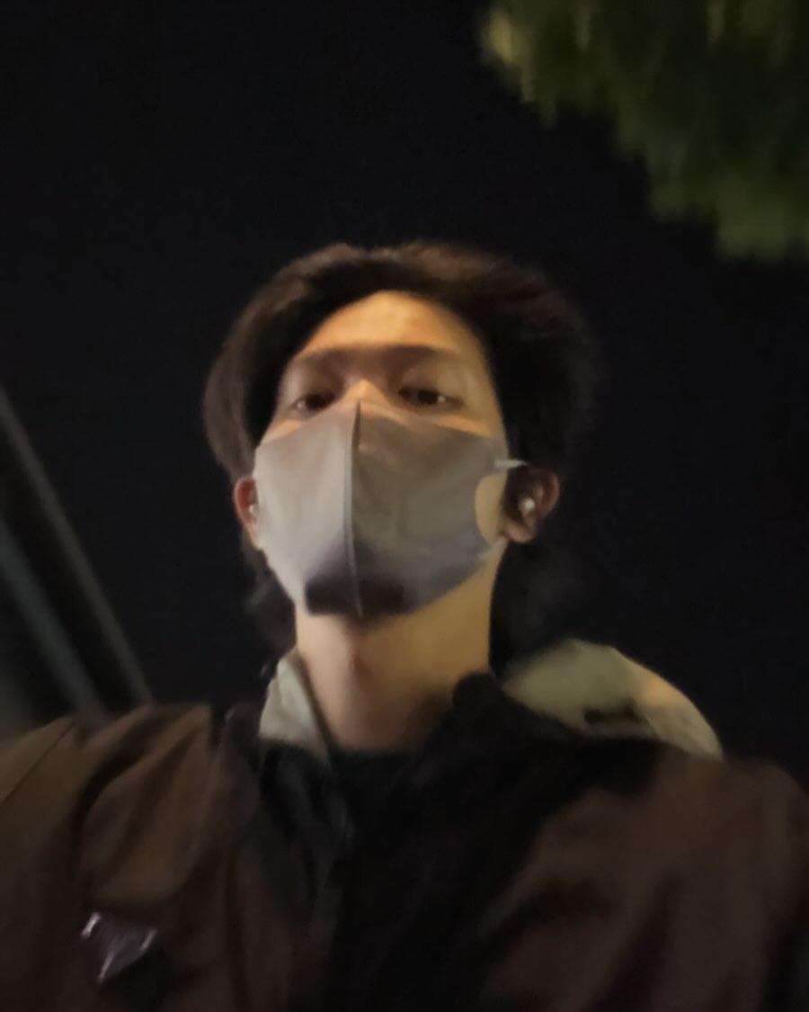 此男最近好喜欢拍这种视角啊..毫不费力的帅 我会迷上 ​​​