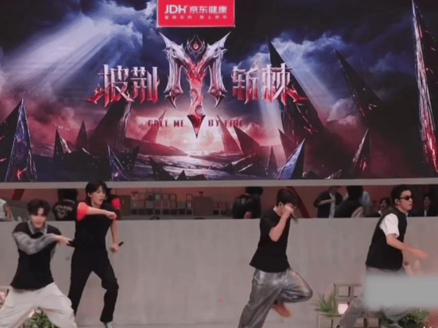 王赫野好像打了套军体拳 王赫野跳舞全情投入，五官都在使劲，舞姿新颖像在打军体拳。