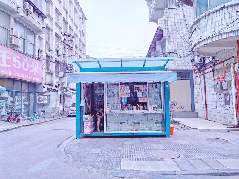 风雨里的一程暖
 
那年奶奶走了，小贝贝揪着我的衣角，奶声奶气地念叨要去爷爷家。