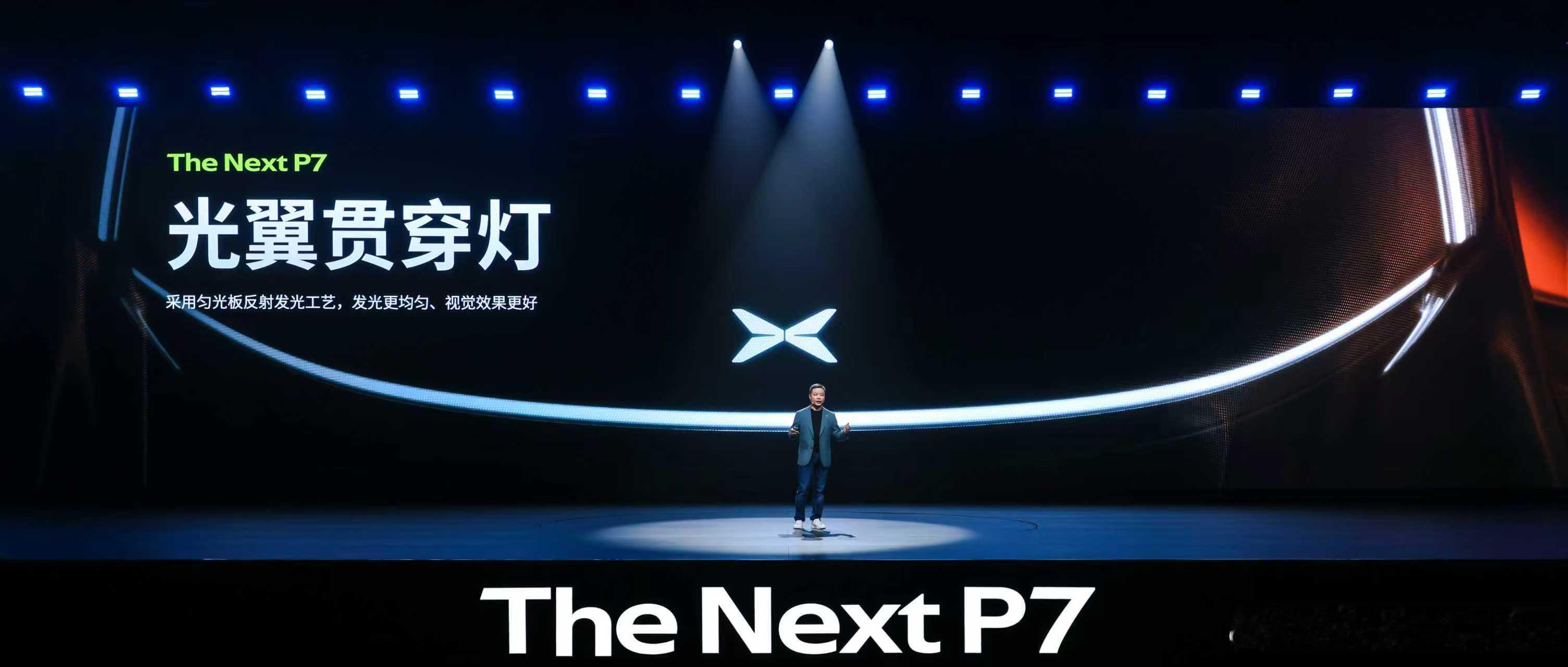 来看看全新小鹏P7的细节设计。极简无边框后视镜、悬浮车顶、大掀背尾门、超薄电动尾