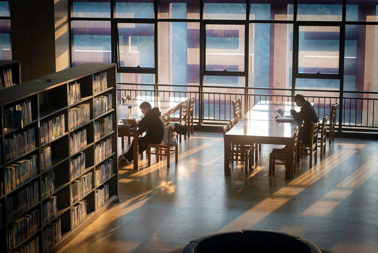 被现在大学的做法惊呆了
        一个大学新生刚开学没几天就给妈妈打电话，