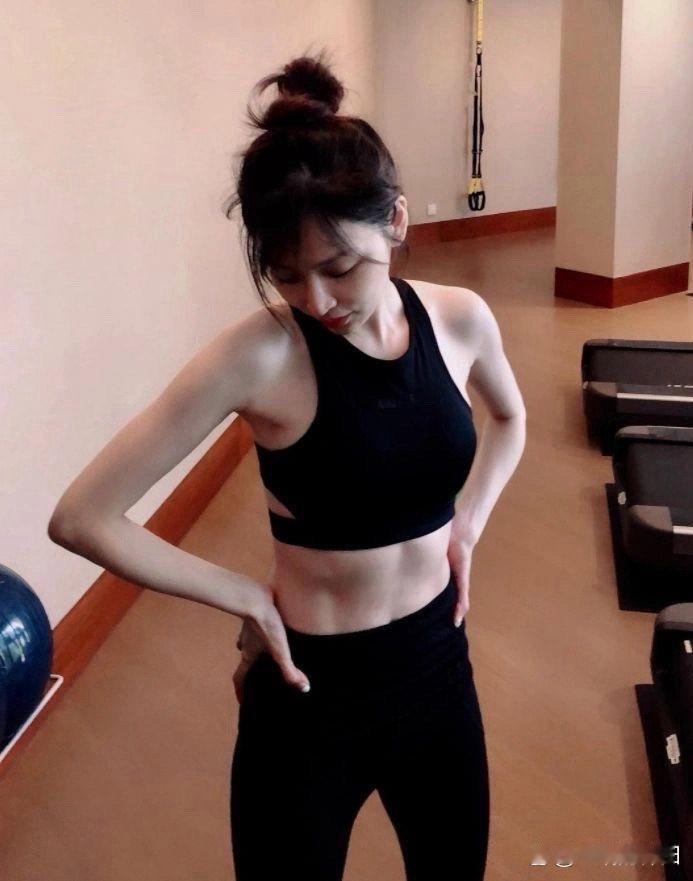 谁能信王心凌都四十多岁了！身体状态好到离谱，和二十多岁的小姑娘没差别，冻龄能力真