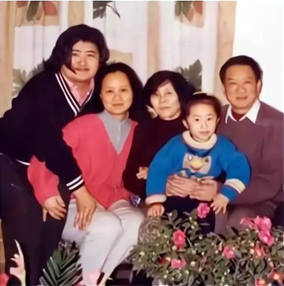 刘欢出生于书香门第，其父母都是‌教师‌，其父亲刘崑，天津十二中老师，后任天津和平