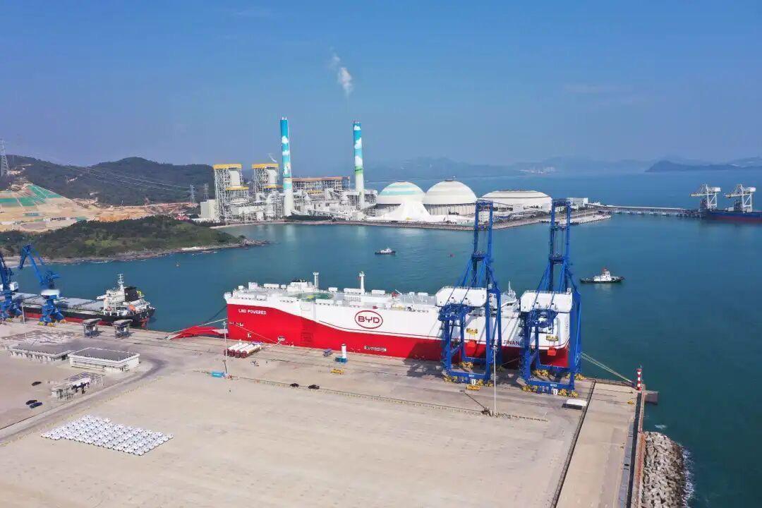 比亚迪的出口链条还在悄悄升级。
12 月底，深圳小漠港完成首次 LNG 加注，服