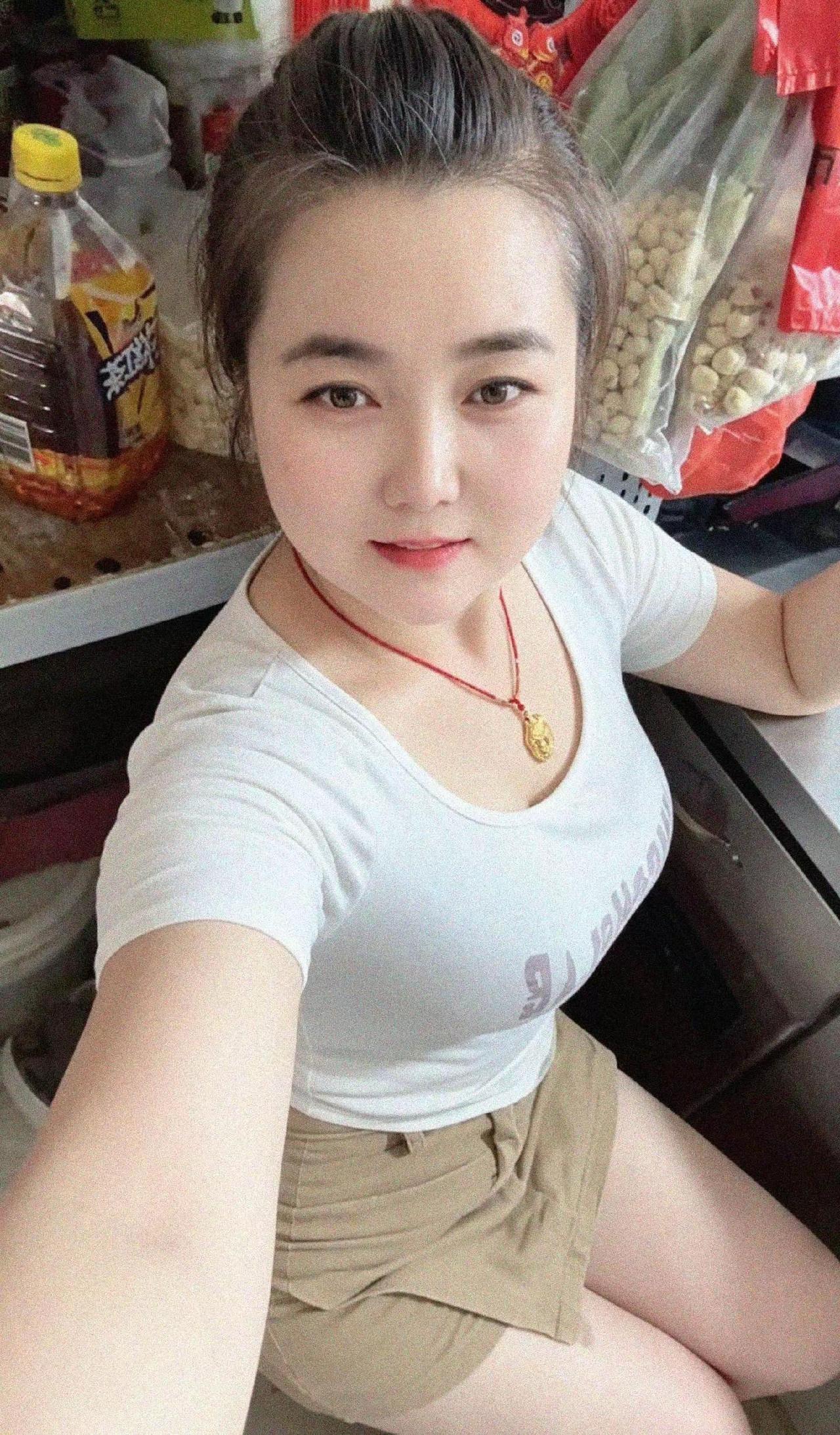 化完妆站镜前，欣赏半小时不肯走。
