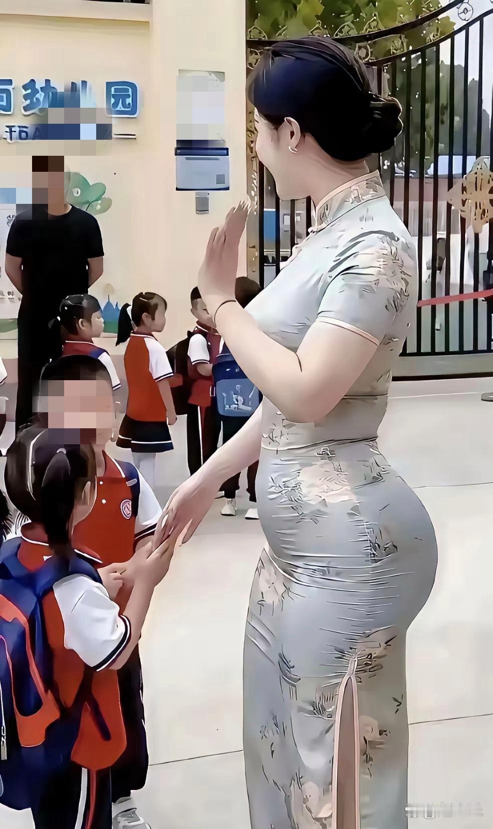 幼儿园门口的妈妈 