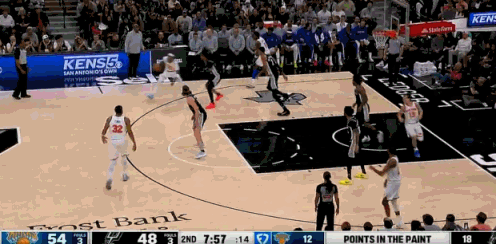 怪物！文班亚马下快攻速度太快了！
在今天NBA常规赛马刺对阵尼克斯的第二节比赛中