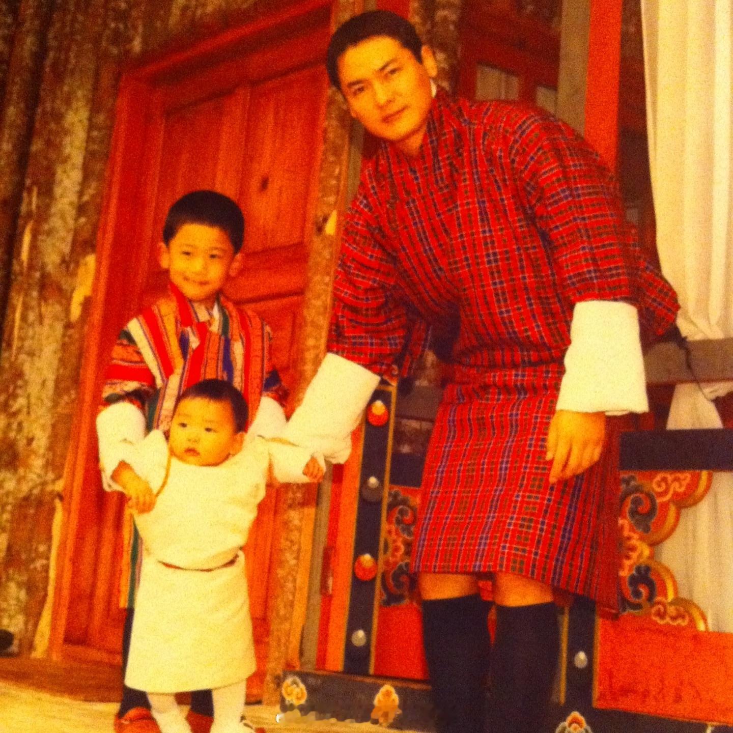 王室王室不丹王室 县城大公主的二儿子16岁生日，他哥发了两兄弟从小到大的照片，感