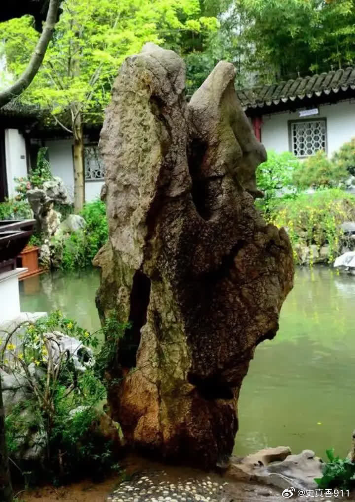 当年，周杰伦在演唱会上拥蔡依林入怀，灯光熄灭的瞬间，周董一嘴吻在了蔡依林的唇上，