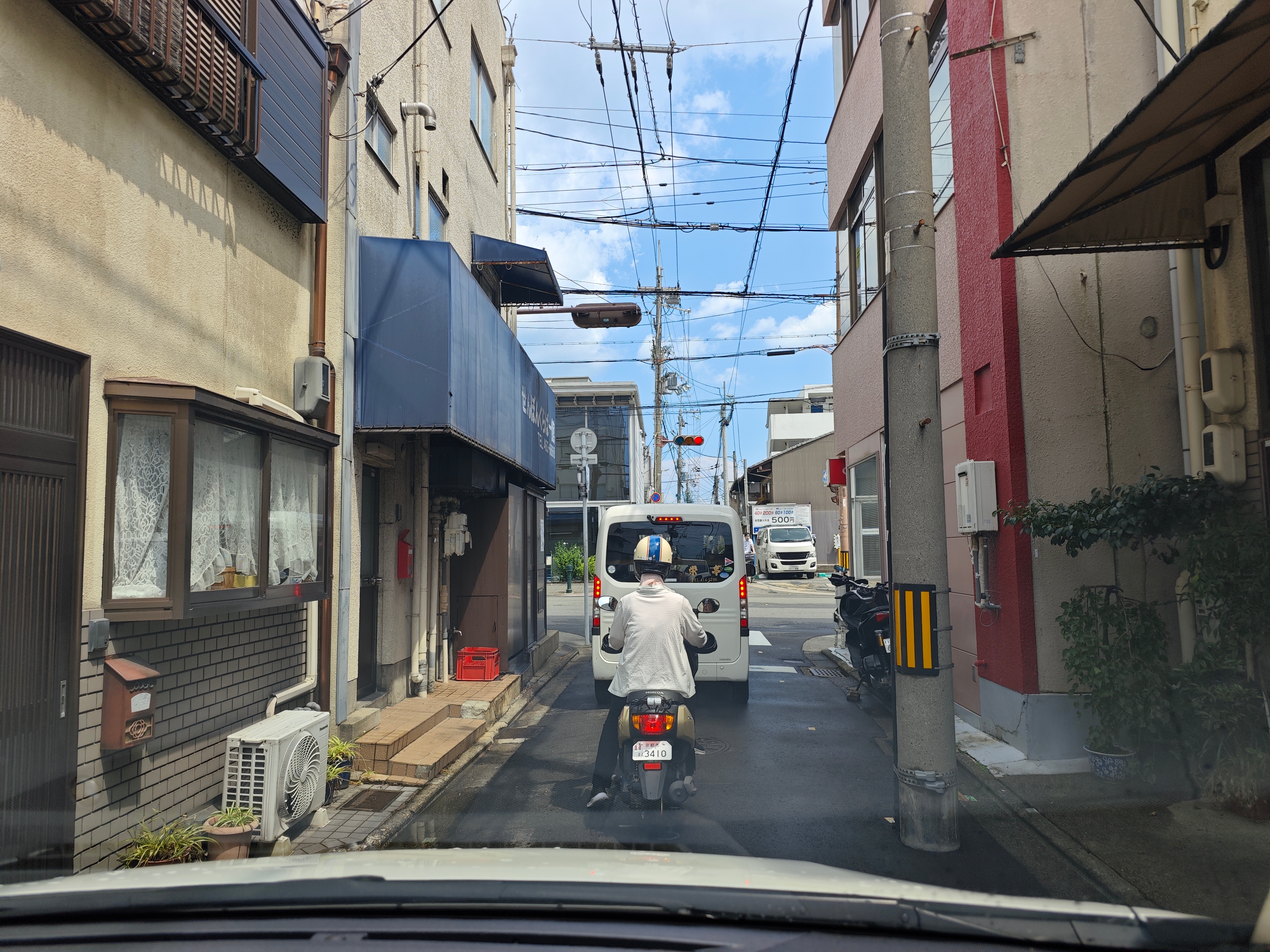 京都开车日常。本来路就窄，由于土地私有制，电线杆子还只能占道。如果开宽度 1.9