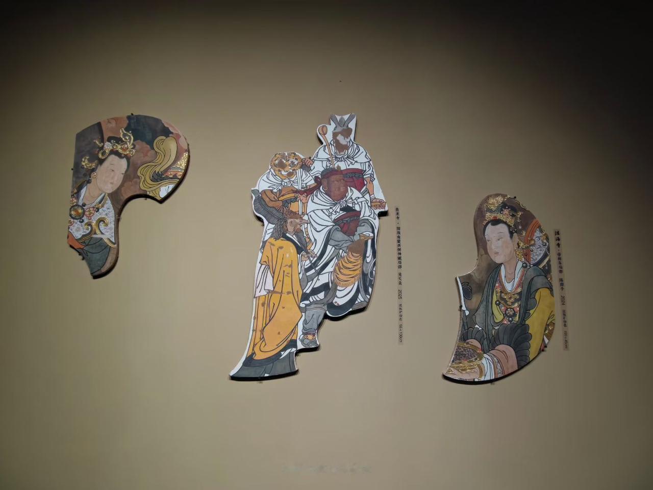今天观看《壁上丹青永乐同辉》——中国古代壁画临摹作品展，有几点感受:一是把山西永