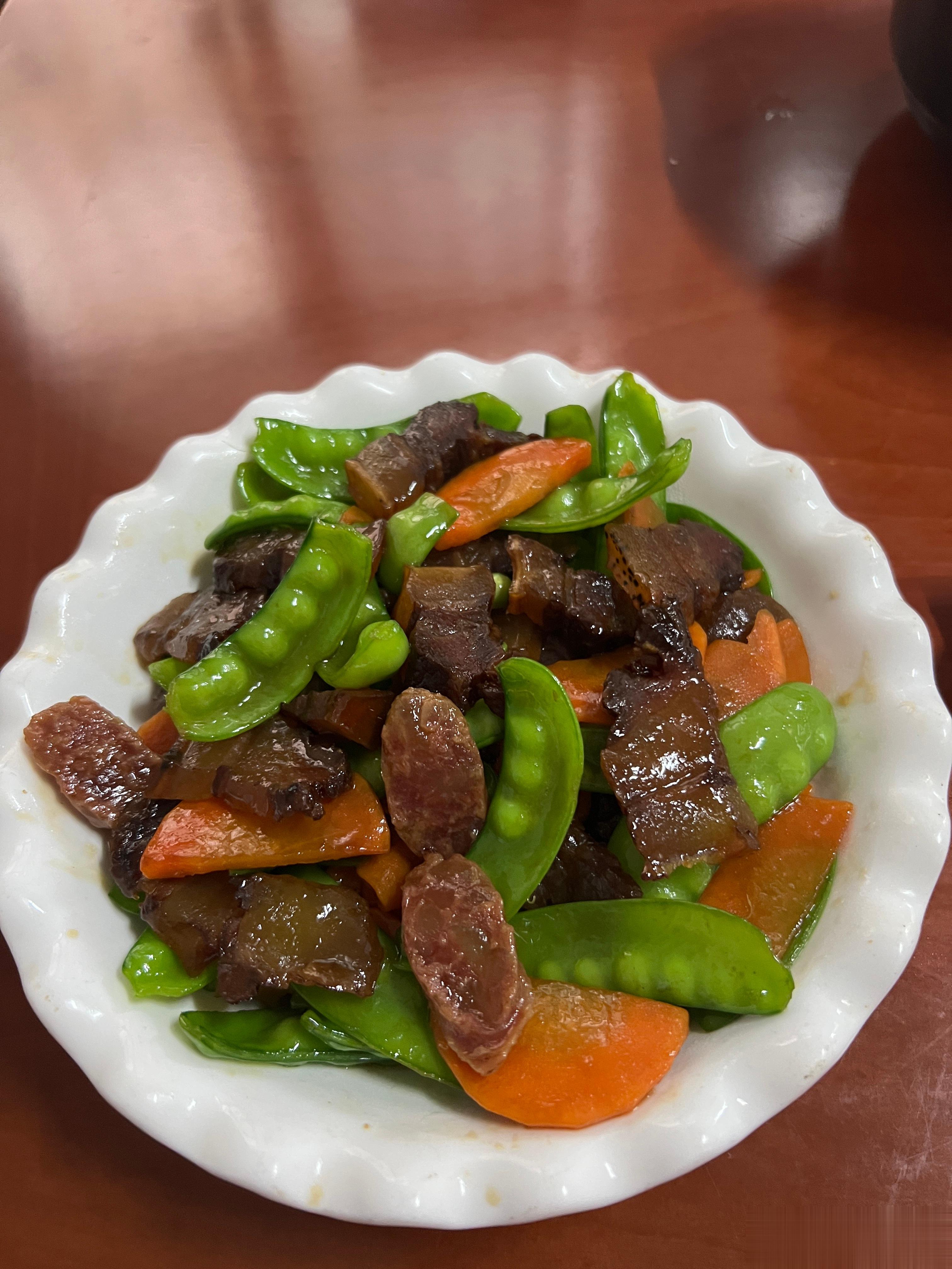 #晚餐# 荷兰豆炒腊味 煎罗非鱼 莲藕骨头汤 ​​​